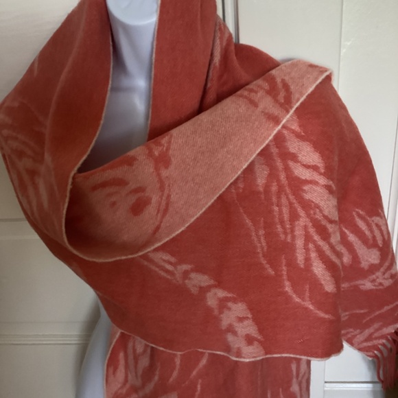 Lambswool Made in Scotland Falling Feather fringed  soft color peach 72 in x 14 - Picture 4 of 7